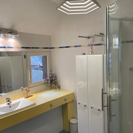 Bed & Breakfast La De La Tour - 3*